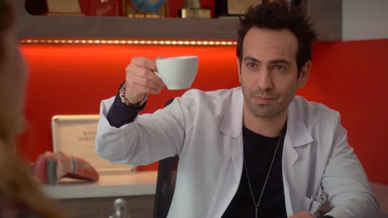 El doctor Evren celebra con Bahar su nueva vida: "Un brindis por tu renacer" El doctor Evren celebra con Bahar su nueva vida: "Un brindis por tu renacer"