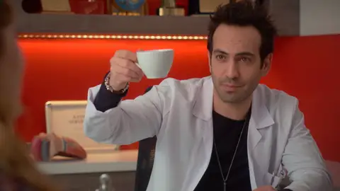 El doctor Evren celebra con Bahar su nueva vida: "Un brindis por tu renacer" El doctor Evren celebra con Bahar su nueva vida: "Un brindis por tu renacer"