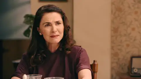 Digna presiona a sus hijos para que sigan con su venganza: “Esto lo hacemos por vuestro padre y por Valentín” Digna presiona a sus hijos para que sigan con su venganza: “Esto lo hacemos por vuestro padre y por Valentín”