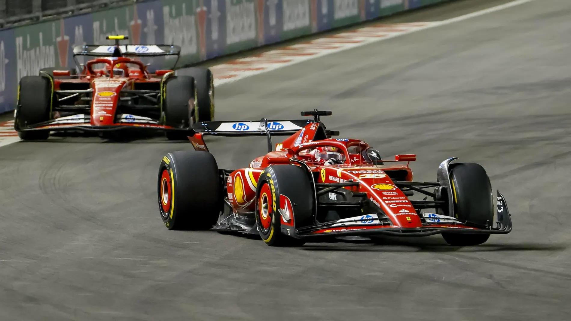 Leclerc, perseguido por Sainz en Las Vegas Leclerc, perseguido por Sainz en Las Vegas