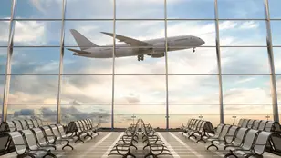 Avión despegando en el aeropuerto