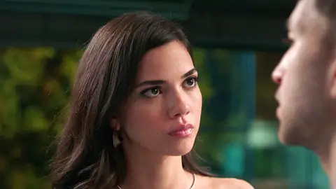 Tolga sigue enamorado de Yasmin y está dispuesto a recuperar a la que fue su novia, ¿le dará ella una segunda oportunidad?  Tolga sigue enamorado de Yasmin y está dispuesto a recuperar a la que fue su novia, ¿le dará ella una segunda oportunidad?