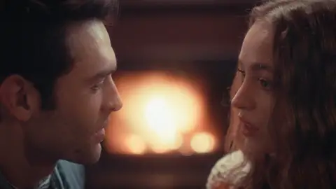 Una noche de pasión, un embarazo y un matrimonio sin amor: el pasado de Bahar y Timur al descubierto Una noche de pasión, un embarazo y un matrimonio sin amor: el pasado de Bahar y Timur al descubierto