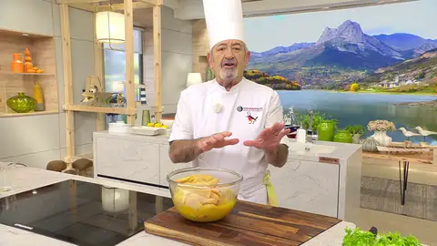 Exprime las naranjas, vierte el zumo sobre los picantones Exprime las naranjas, vierte el zumo sobre los picantones