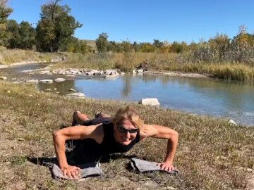 Donna Jean Wilde haciendo flexiones