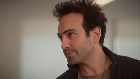 El doctor Evren se suma al hospital donde trabaja Timur y... ¡pone una sorprendente condición! El doctor Evren se suma al hospital donde trabaja Timur y... ¡pone una sorprendente condición!