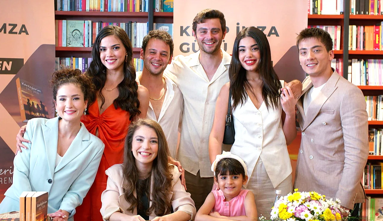 Los Eren se reúnen para apoyar a Emel en la presentación de Hermanos, un libro sobre la historia de su familia