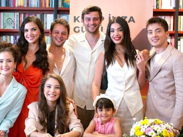 Los Eren se re&uacute;nen para apoyar a Emel en la presentaci&oacute;n de Hermanos, un libro sobre la historia de su familia 