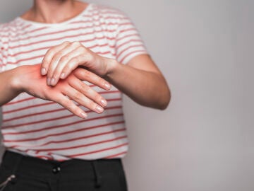 Una persona con dolor en las articulaciones de la mano 