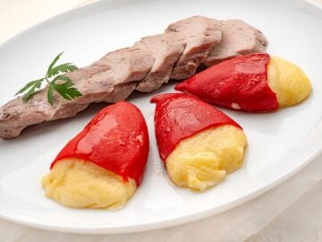 Solomillo a la sal con pimientos rellenos, de Argui&ntilde;ano: una receta lista en 15 minutos de horno 