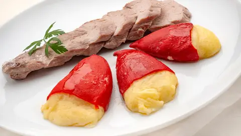 Solomillo a la sal con pimientos rellenos, de Arguiñano: una receta lista en 15 minutos de horno Solomillo a la sal con pimientos rellenos, de Arguiñano: una receta lista en 15 minutos de horno
