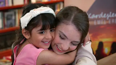 ¡Qué bonita familia!: Ömer y Süsen se convierten en padres de una niña  ¡Qué bonita familia!: Ömer y Süsen se convierten en padres de una niña