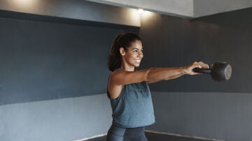 Una mujer entrenando