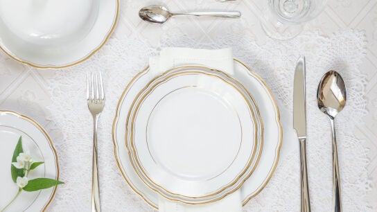 Mesa con cubiertos