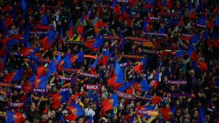Aficionados del Barcelona en el Estadio ol&iacute;mpico Llu&iacute;s Companys