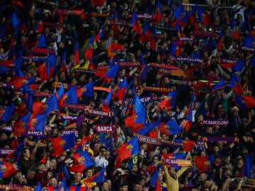 Aficionados del Barcelona en el Estadio olímpico Lluís Companys