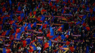 Aficionados del Barcelona en el Estadio olímpico Lluís Companys