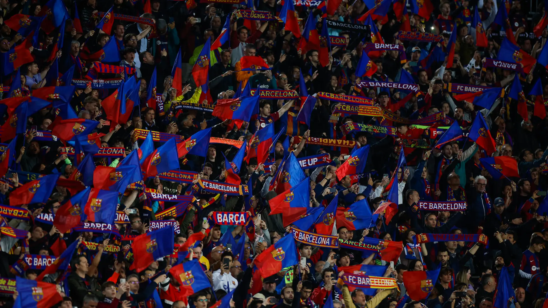 Aficionados del Barcelona en el Estadio olímpico Lluís Companys Aficionados del Barcelona en el Estadio olímpico Lluís Companys