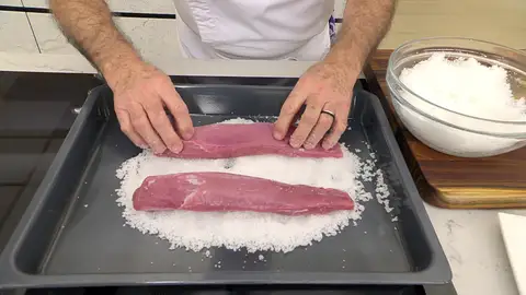 Coloca los solomillos encima y cúbrelos con otra capa de sal gruesa Coloca los solomillos encima y cúbrelos con otra capa de sal gruesa