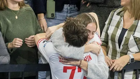 Pablo Urdangarin abraza a su novia, Johanna Zott, en su último partido Pablo Urdangarin abraza a su novia, Johanna Zott, en su último partido