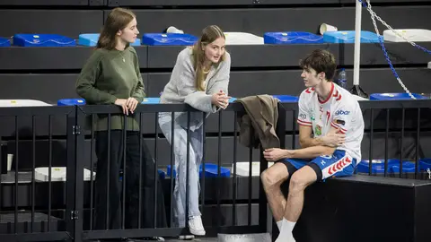 Johanna Zott asiste junto a una amiga a un nuevo partido de Pablo Urdangarin Johanna Zott asiste junto a una amiga a un nuevo partido de Pablo Urdangarin