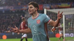Juli&aacute;n &Aacute;lvarez celebra su segundo gol en Praga