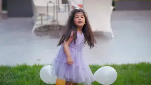 ¡Sorpresa! así ha sido el pequeño papel de la hija de Simge Selçuk, Nebahat en Hermanos, en la ficción turca