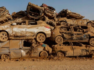 Coches destrozados como consecuencia del paso de la DANA