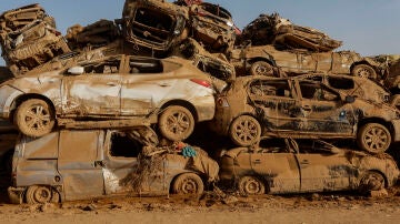 Coches destrozados como consecuencia del paso de la DANA