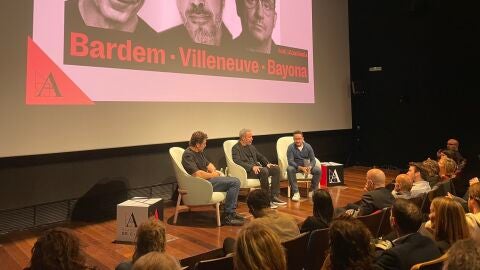 acto en la Academia de Cine moderado por el director Juan Antonio Bayona, Javier Bardem y Denis Villeneuve