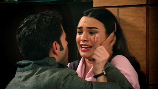 &iexcl;Carmen salva a su amiga! Santiago se sobrepasa con Fina e intenta besarla 