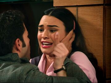 &iexcl;Carmen salva a su amiga! Santiago se sobrepasa con Fina e intenta besarla 