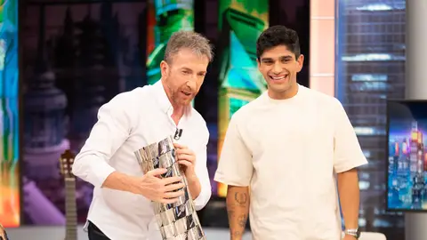 ¡Espectacular! Jorge Martín muestra su trofeo como campeón del mundo de Moto GP ¡Espectacular! Jorge Martín muestra su trofeo como campeón del mundo de Moto GP