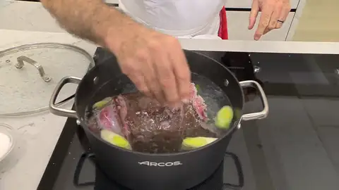 Corta la cabeza del rape e introdúcela en la cazuela Corta la cabeza del rape e introdúcela en la cazuela