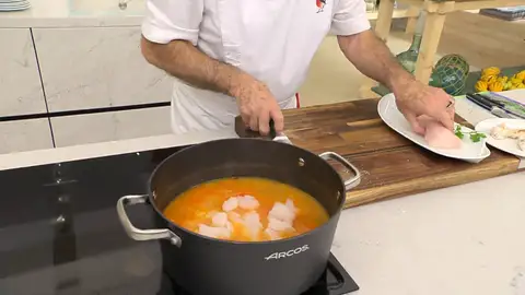 Corta el rape en trozos de bocado, sazónalos e introdúcelos en la cazuela Corta el rape en trozos de bocado, sazónalos e introdúcelos en la cazuela