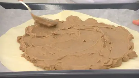 Cúbrela con la crema de cacao y café dejando los bordes libres Cúbrela con la crema de cacao y café dejando los bordes libres