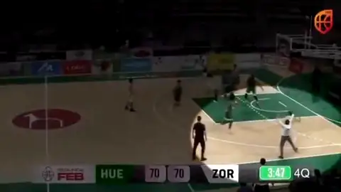 ¿Zancadilla o tic? La FEB retira la licencia a un entrenador por zancadillear a un rival y su club dice que tiene un tic