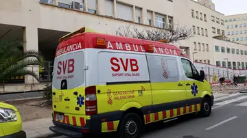 Imagen de archivo de una ambulancia de Soporte Vital Básico en Alicante Imagen de archivo de una ambulancia de Soporte Vital Básico en Alicante