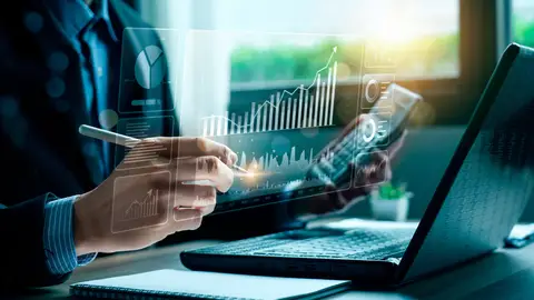 Un hombre haciendo cálculos económicos Un hombre haciendo cálculos económicos