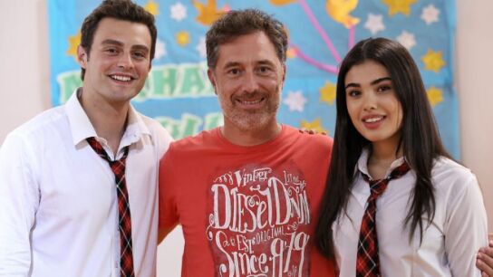 &iexcl;Un cameo muy especial!: el director de Hermanos se cuela en el final de la serie 