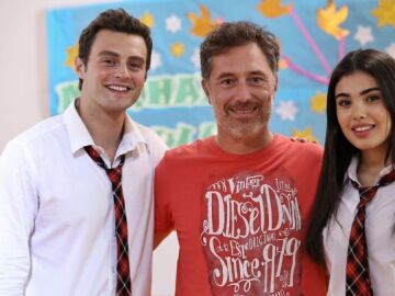 &iexcl;Un cameo muy especial!: el director de Hermanos se cuela en el final de la serie 