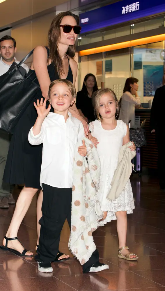 Angelina Jolie con sus hijos mellizos Knox y Vivienne en 2014 Angelina Jolie con sus hijos mellizos Knox y Vivienne en 2014