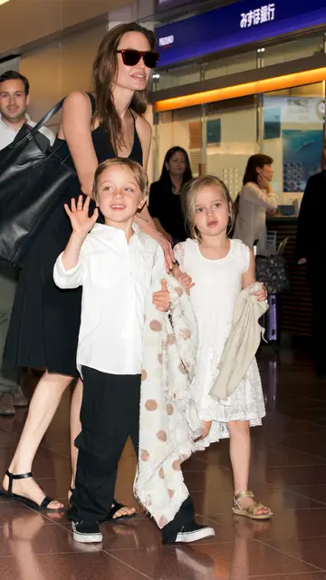 Angelina Jolie con sus hijos mellizos Knox y Vivienne en 2014 Angelina Jolie con sus hijos mellizos Knox y Vivienne en 2014