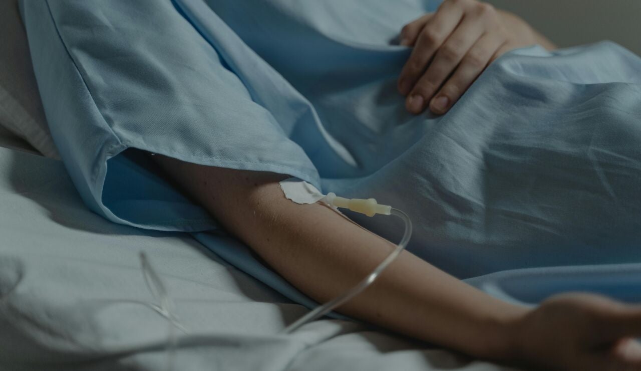 Imagen de archivo de una joven en una cama de hospital