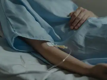 Imagen de archivo de una joven en una cama de hospital Imagen de archivo de una joven en una cama de hospital