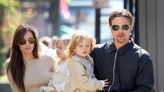Angelina Jolie y Brad Pitt con sus hijos mellizos Knox y Vivienne en 2011