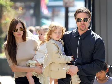 Angelina Jolie y Brad Pitt con sus hijos mellizos Knox y Vivienne en 2011 Angelina Jolie y Brad Pitt con sus hijos mellizos Knox y Vivienne en 2011