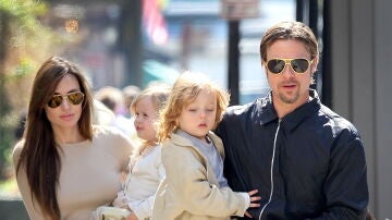 Angelina Jolie y Brad Pitt con sus hijos mellizos Knox y Vivienne en 2011