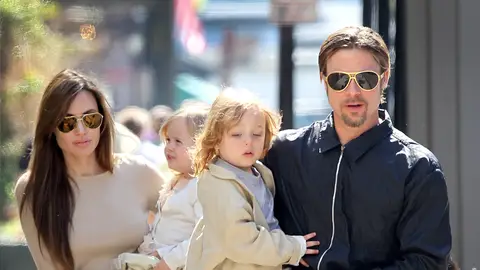 Angelina Jolie y Brad Pitt con sus hijos mellizos Knox y Vivienne en 2011 Angelina Jolie y Brad Pitt con sus hijos mellizos Knox y Vivienne en 2011