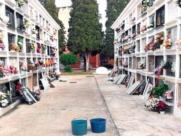 La Policía investiga la profanación de una veintena de tumbas en el Cementerio Municipal de Utrera en Sevilla.